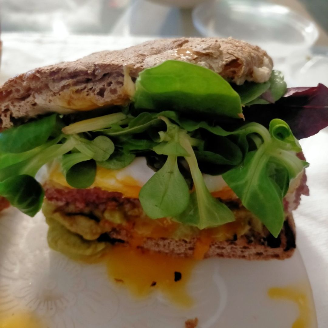 Hamburguesa con huevo y guacamole Hamburguesa con huevo y guacamole