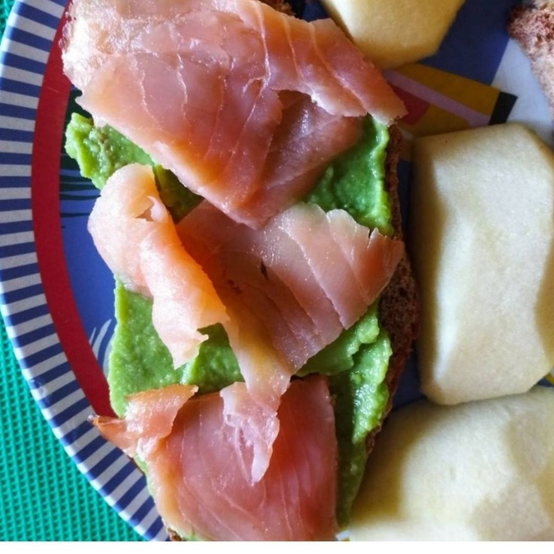 Tostada guacamole y salmón