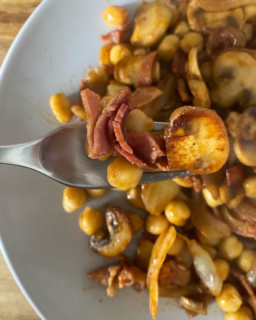 Revuelto de garbanzos, champiñones y jamón serrano