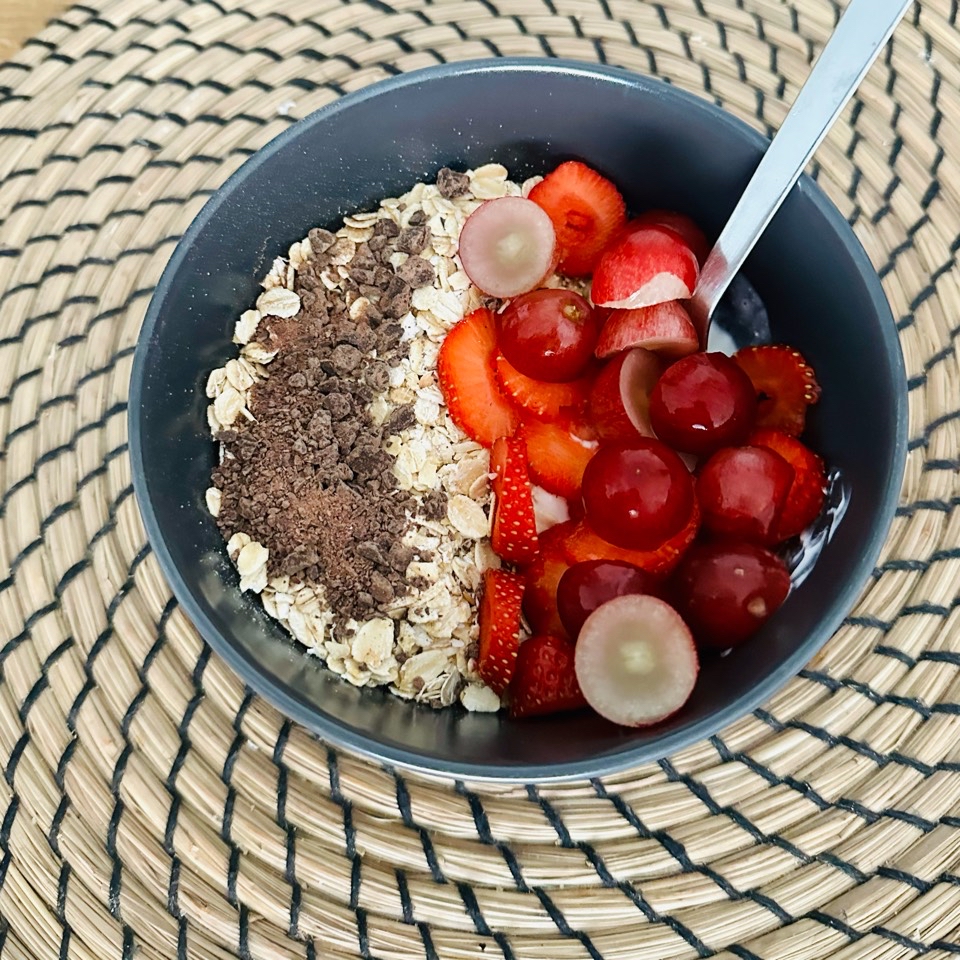 Bowl de yogur con avena, uvas y fresas Bowl de yogur con avena, uvas y fresas