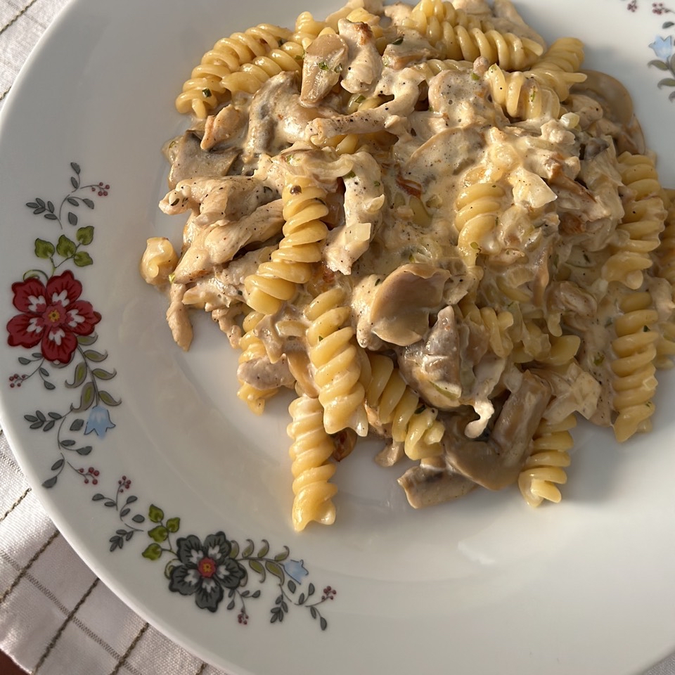 Pasta con pollo y champiñones 