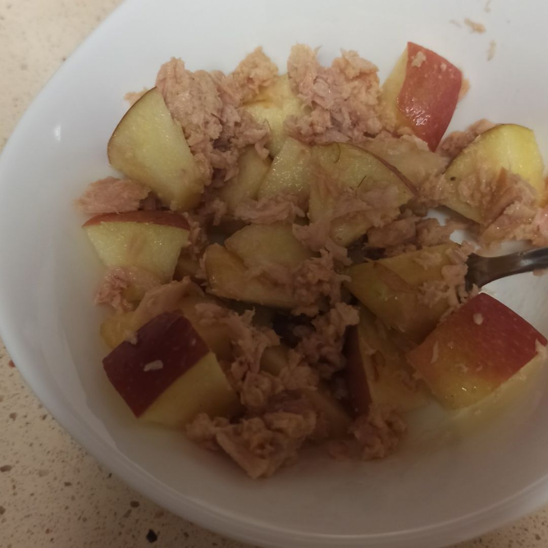 "Ensalada" de atún y manzana "Ensalada" de atún y manzana