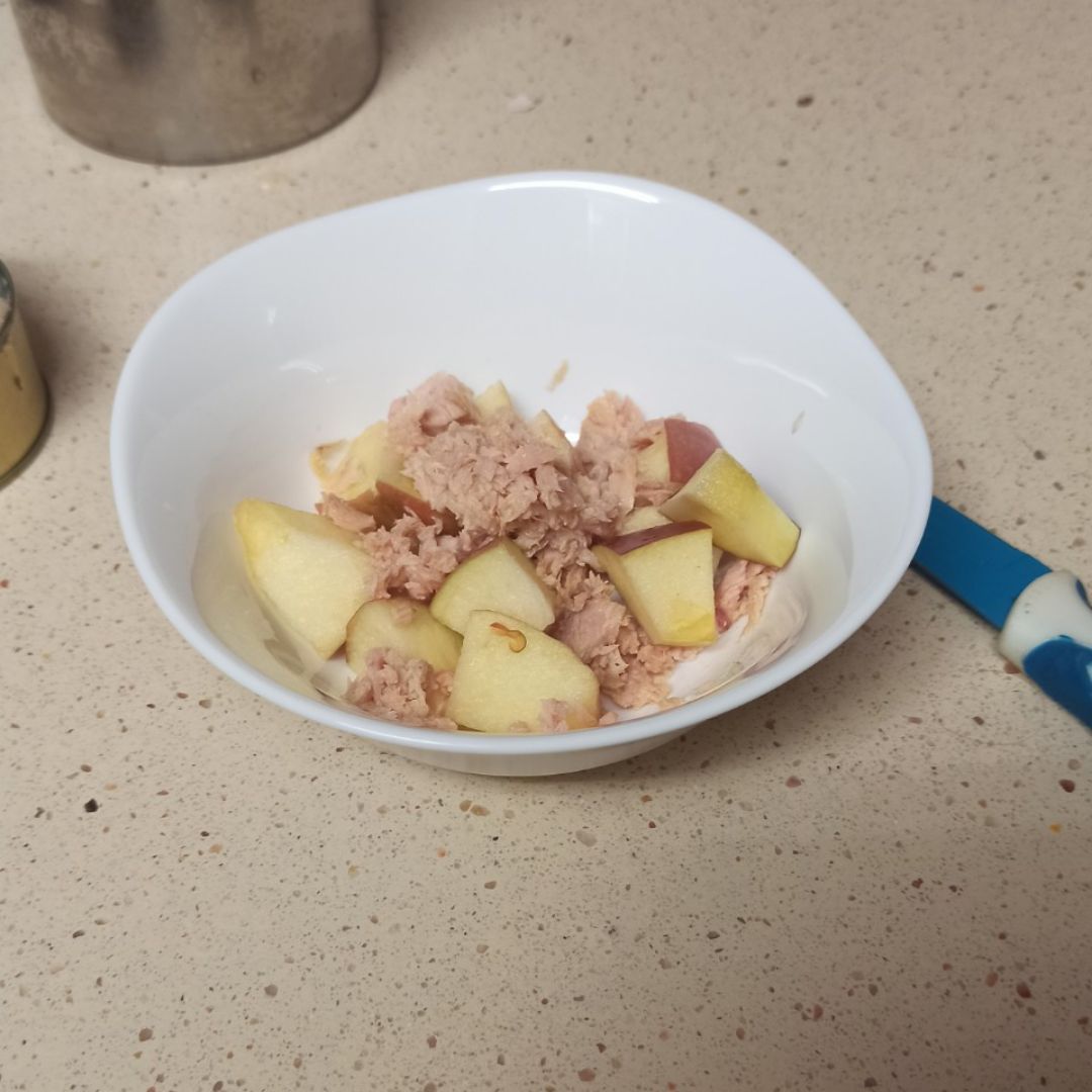 "Ensalada" de atún y manzana Paso 1 "Ensalada" de atún y manzana Paso 1