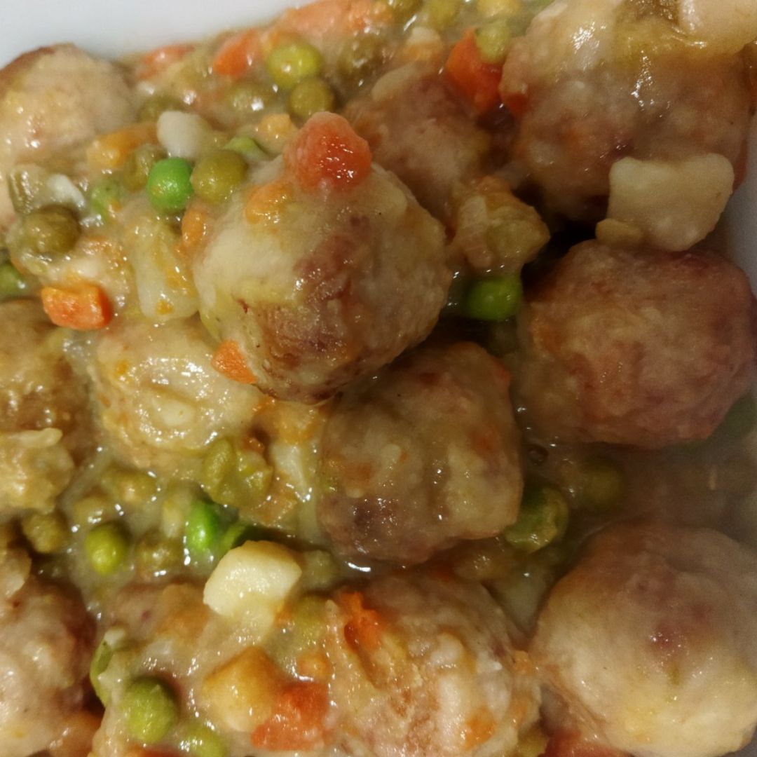 Albóndigas de pollo con menestra Albóndigas de pollo con menestra