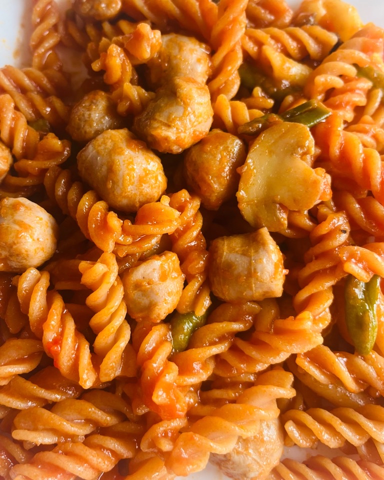 Pasta de lenteja roja con verduras y salchicas Pasta de lenteja roja con verduras y salchicas