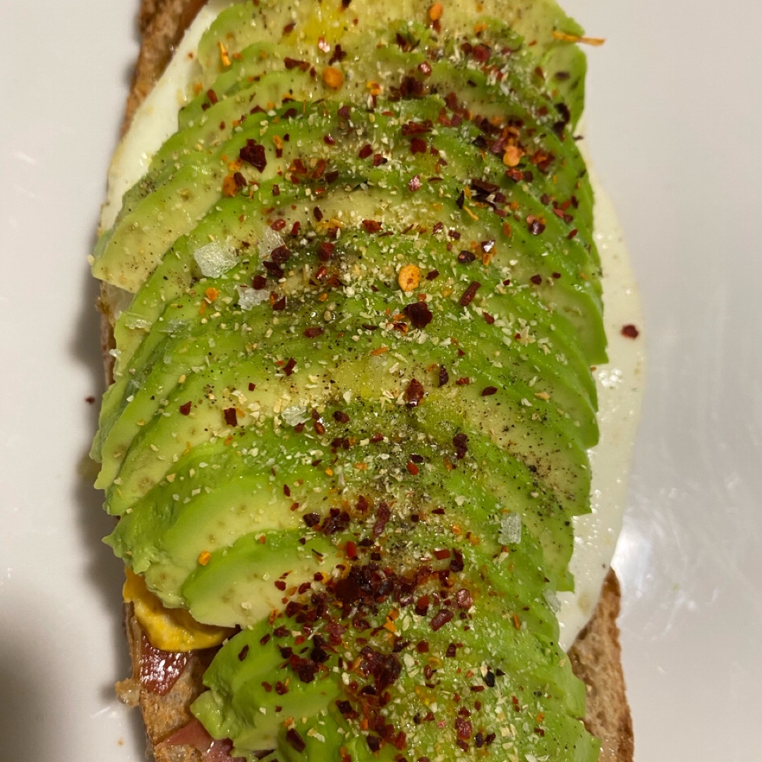 Tostada de aguacate con huevo a la plancha Tostada de aguacate con huevo a la plancha