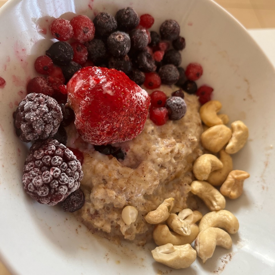 Avena con frutos rojos y anacardos Avena con frutos rojos y anacardos