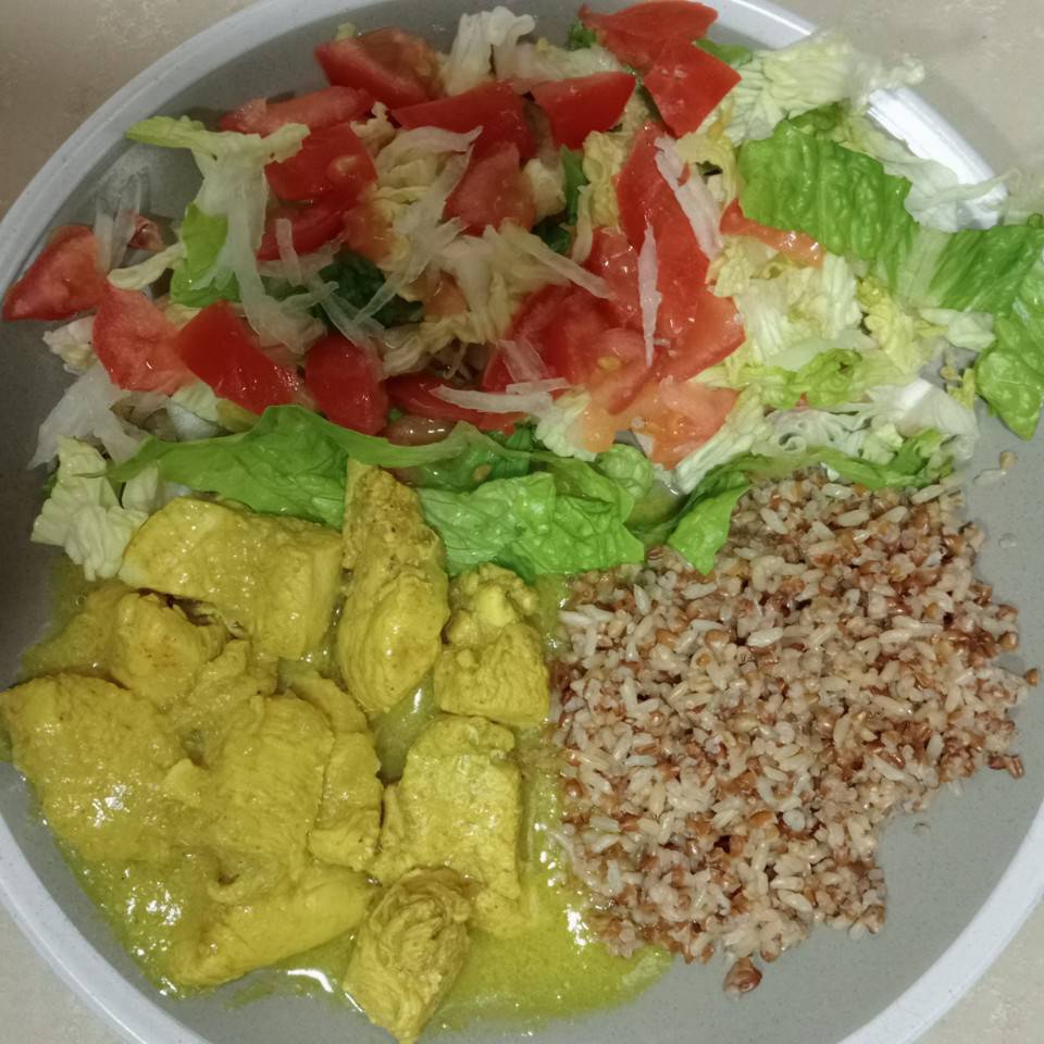Pollo al curry con arroz y ensalada Pollo al curry con arroz y ensalada
