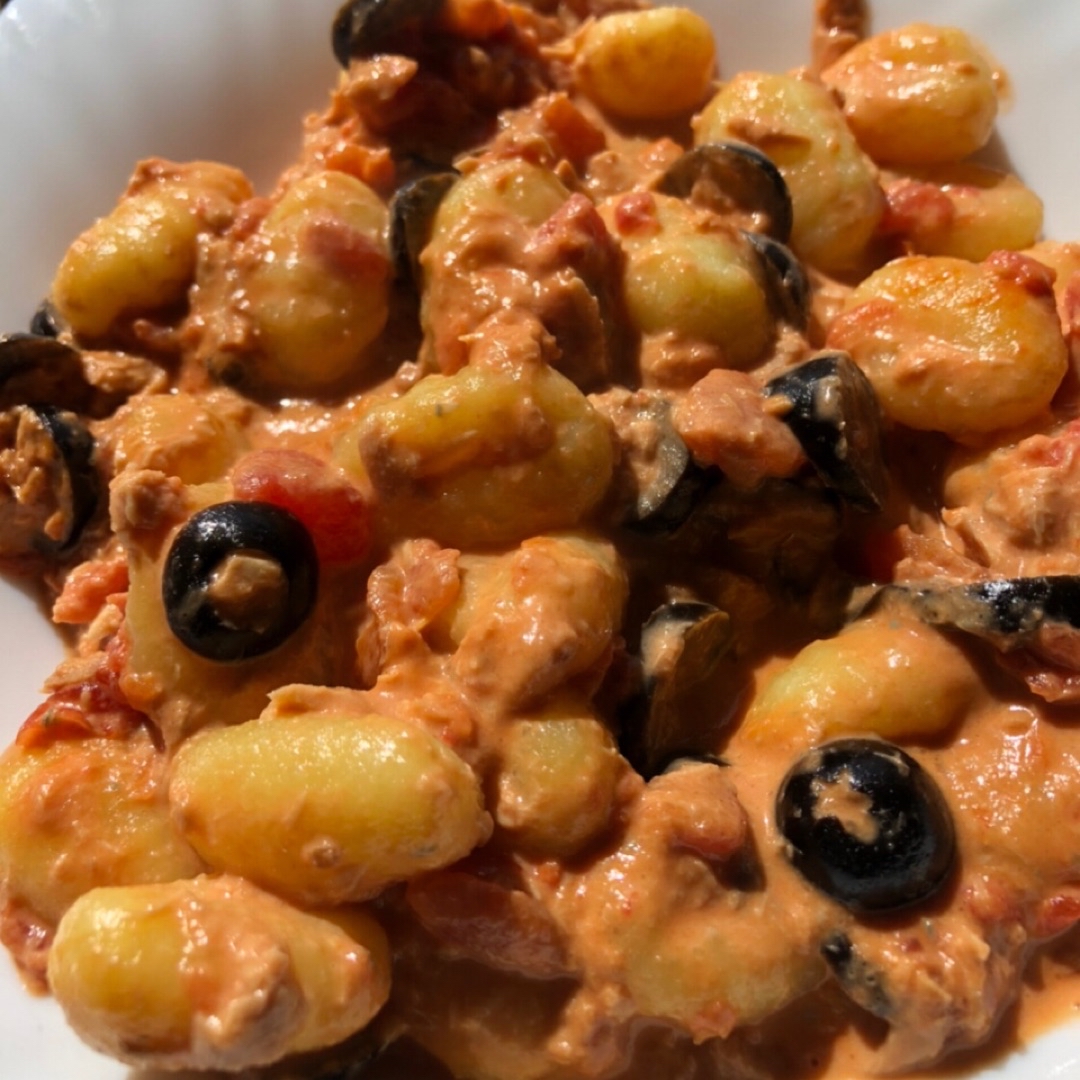 Gnocchis con tomate, atún y queso
