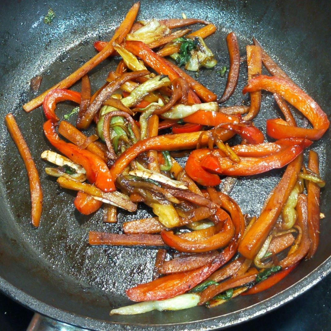Fideos thai con verduras y curry rojoStep 0