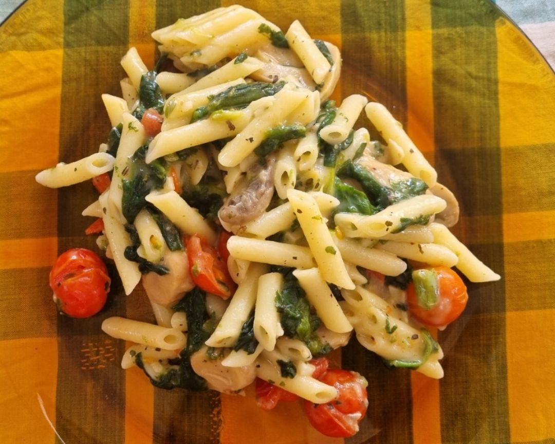Macarrones con salsa de espinacas, champiñones y tomates cherry Macarrones con salsa de espinacas, champiñones y tomates cherry