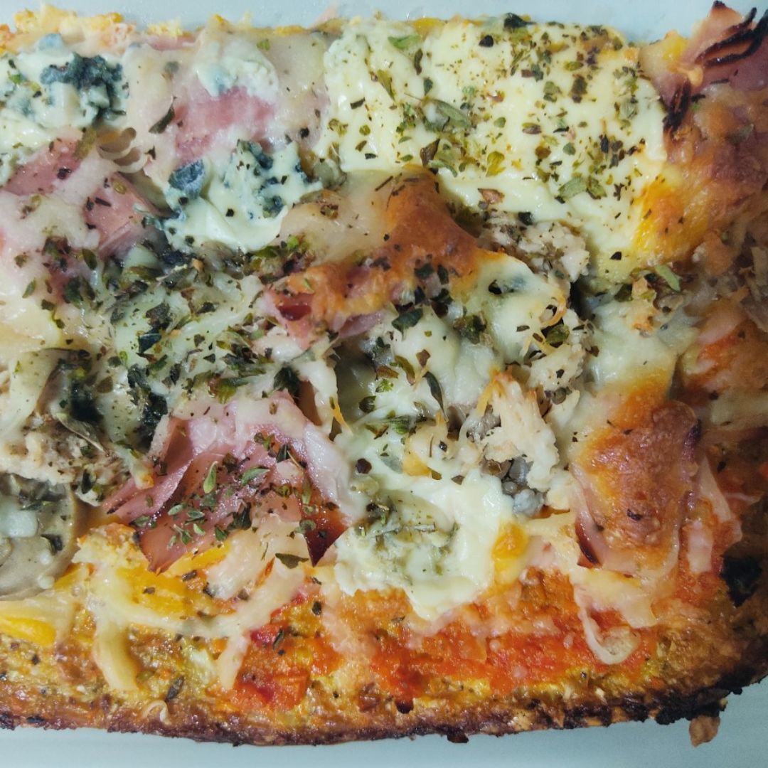 Pizza con masa de coliflor y zanahoria Pizza con masa de coliflor y zanahoria