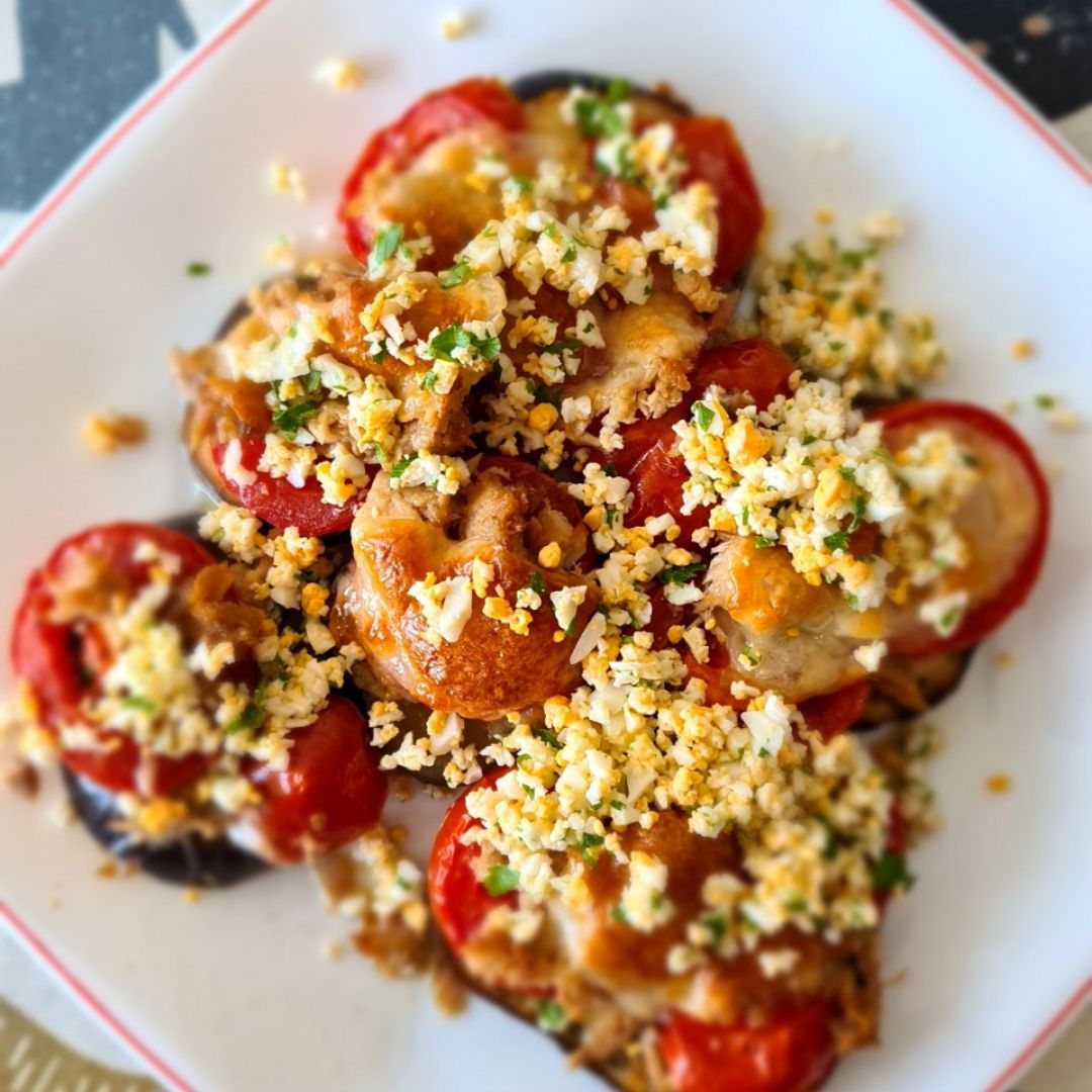 Berenjena al horno con atún, mozzarella y tomate natural Berenjena al horno con atún, mozzarella y tomate natural