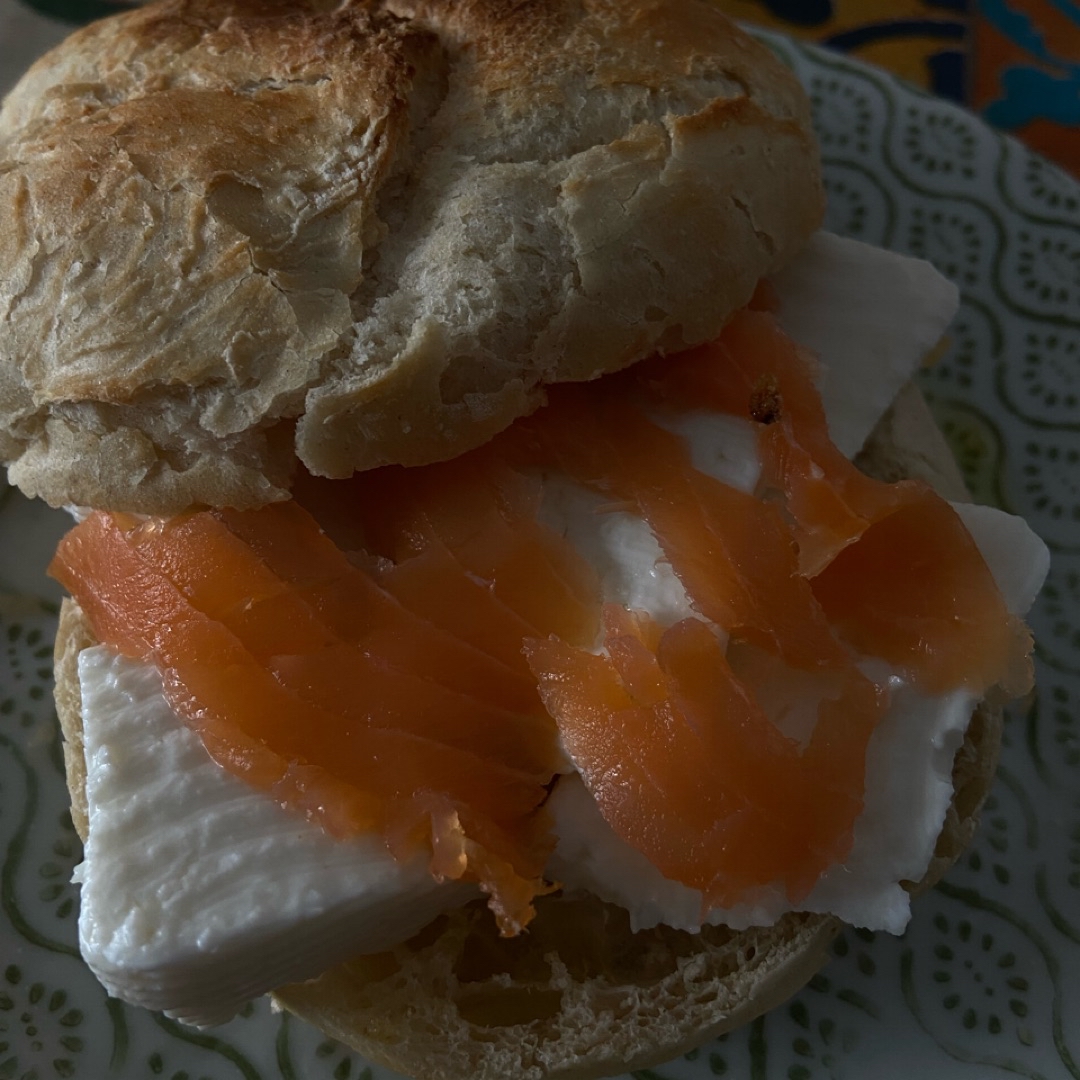 Tostada con queso y salmón ahumado (aguacate opcional )
