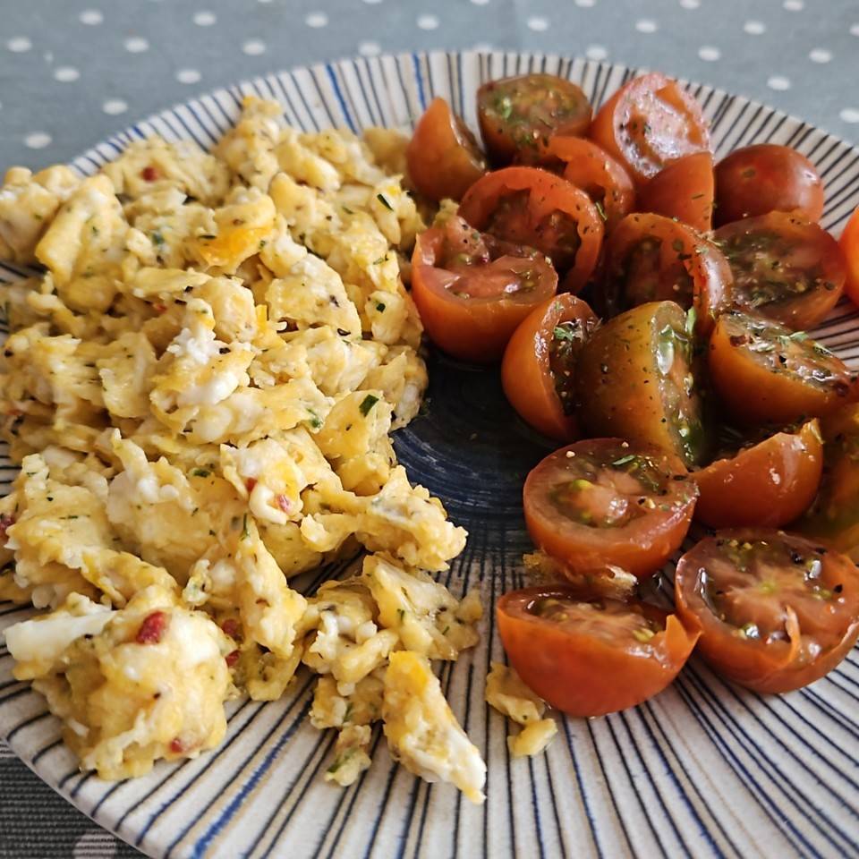 Huevos revueltos con especias y cherries Huevos revueltos con especias y cherries