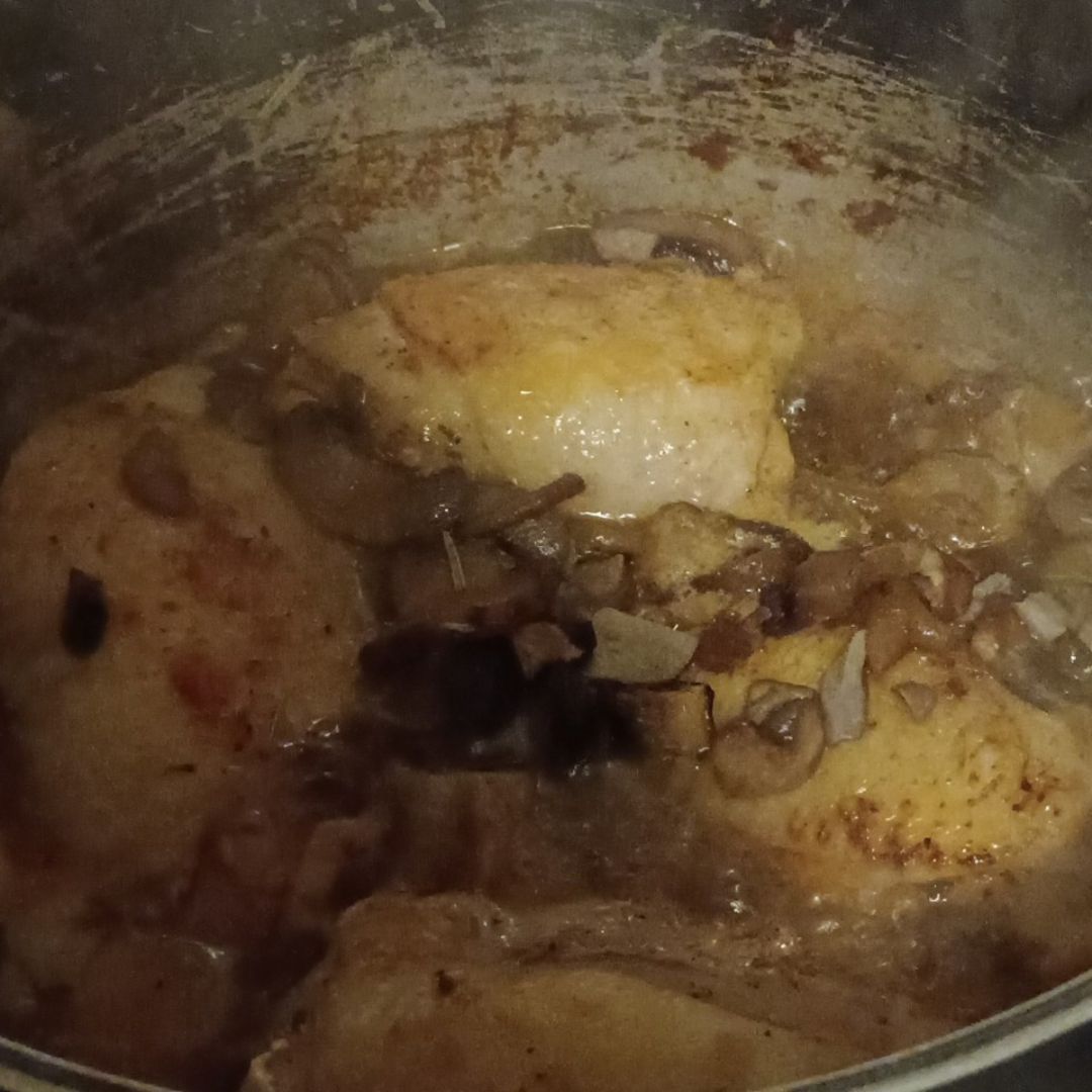 Pollo en salsa de verduras y setas Pollo en salsa de verduras y setas