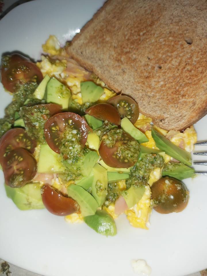 Huevos revueltos con jam贸n york,aguacate y tomates cherry Huevos revueltos con jam贸n york,aguacate y tomates cherry
