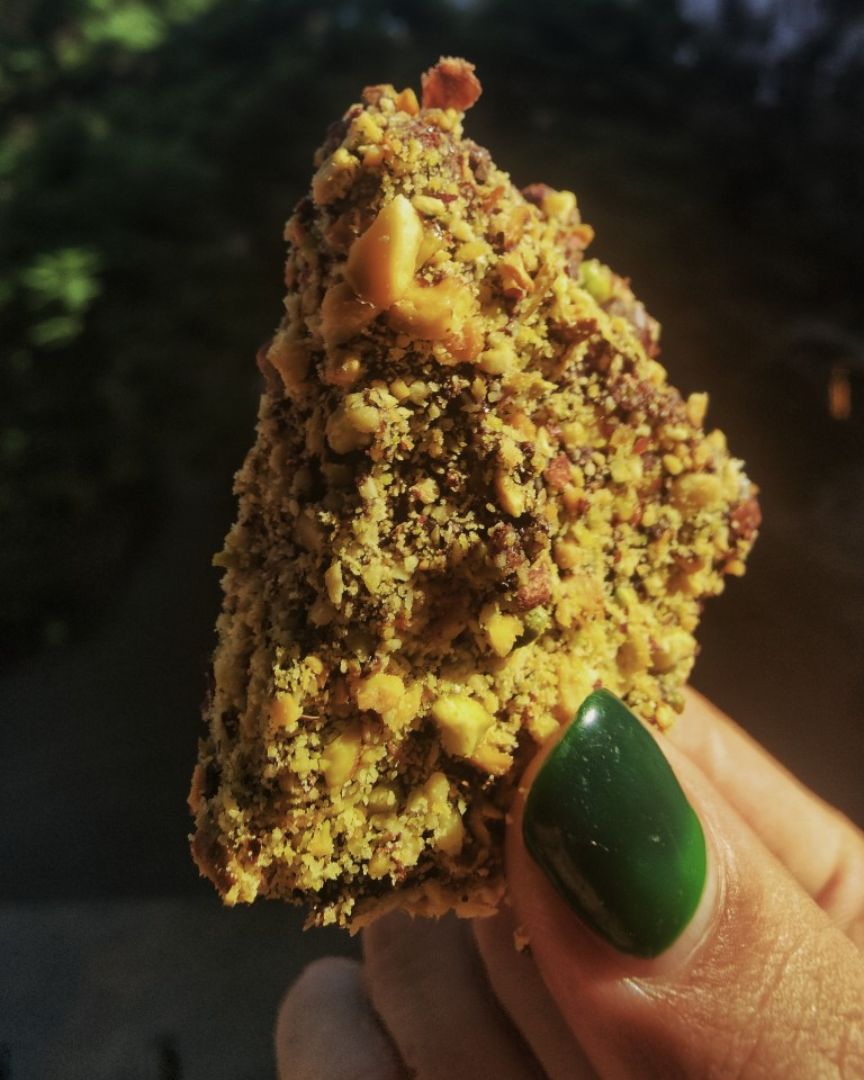 Piña rebozada en chocolate y pistachos 🤩 Piña rebozada en chocolate y pistachos 🤩