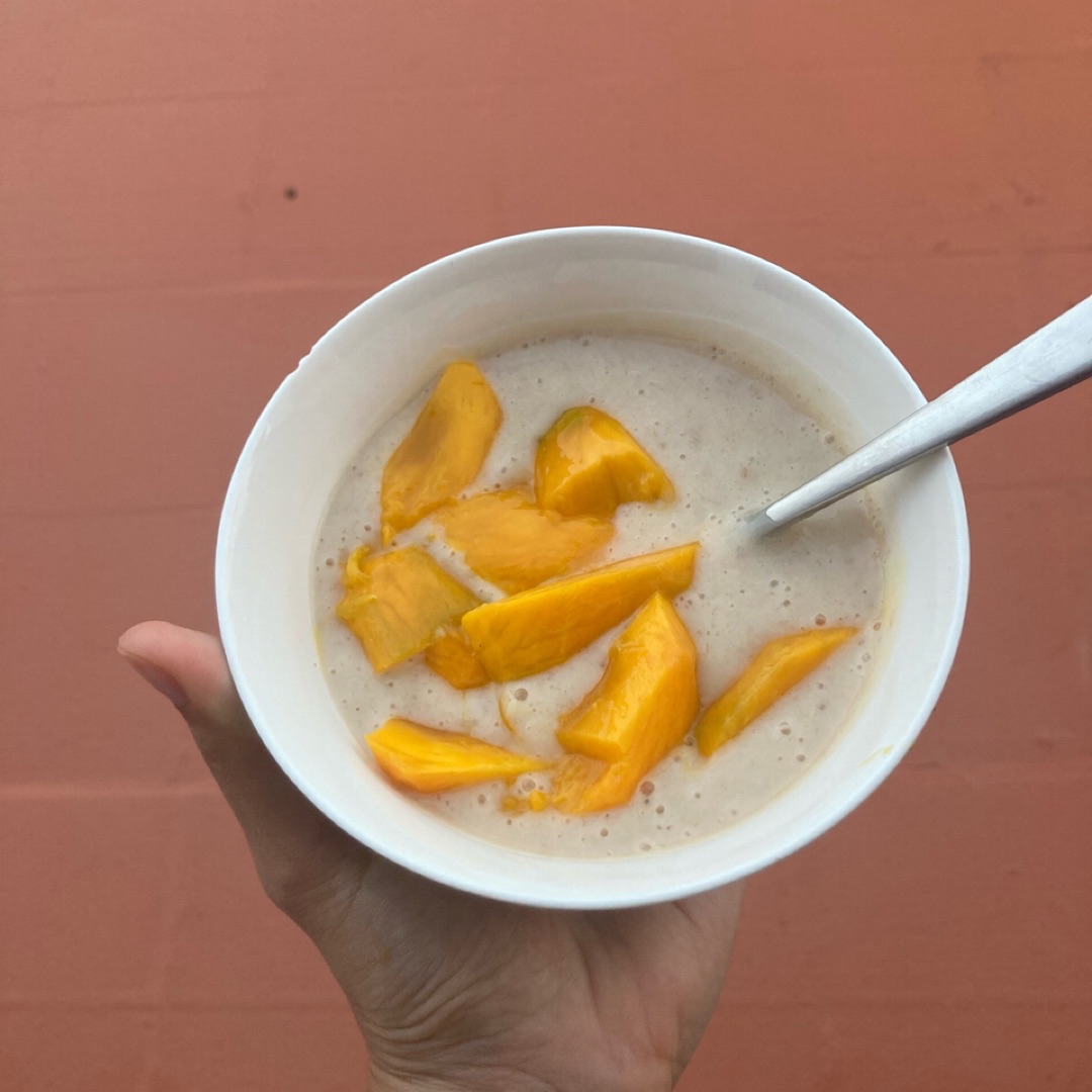 Batido de yogur y plátano con manga Batido de yogur y plátano con manga