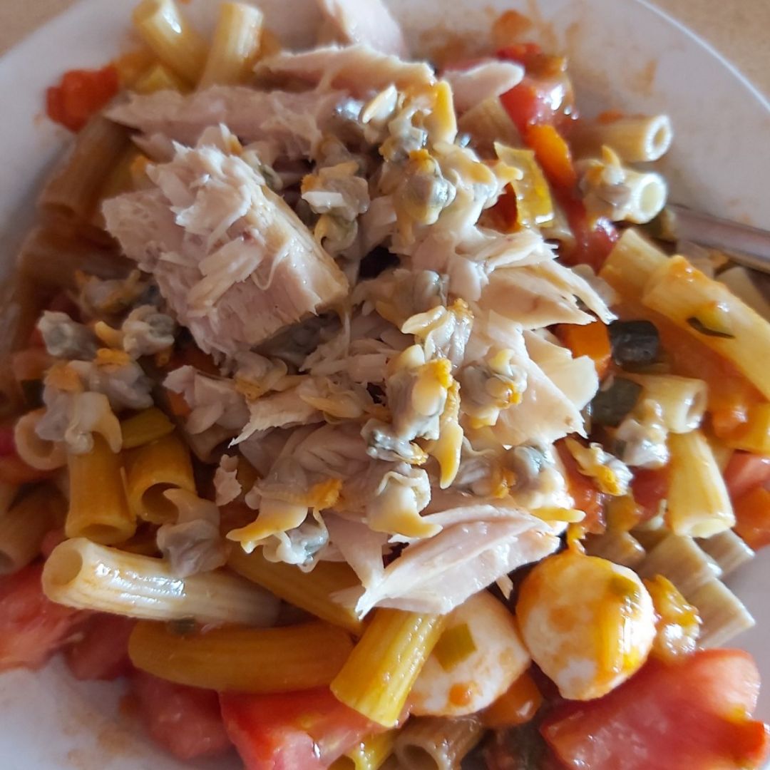 Ensalada de pasta con pisto, bonito, mozzarella y berberechos Ensalada de pasta con pisto, bonito, mozzarella y berberechos