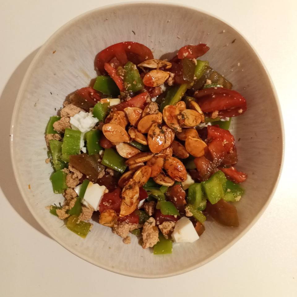 Ensalada de pimiento 🫑, tomate 🍅, tofu marinado y pipas de calabaza 🎃 Ensalada de pimiento 🫑, tomate 🍅, tofu marinado y pipas de calabaza 🎃