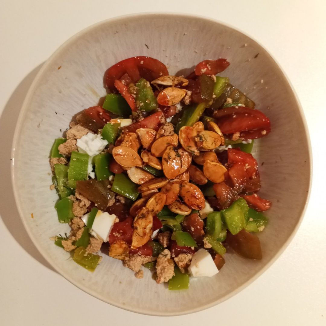 Ensalada de pimiento 🫑, tomate 🍅, tofu marinado y pipas de calabaza 🎃 Paso 3 Ensalada de pimiento 🫑, tomate 🍅, tofu marinado y pipas de calabaza 🎃 Paso 3