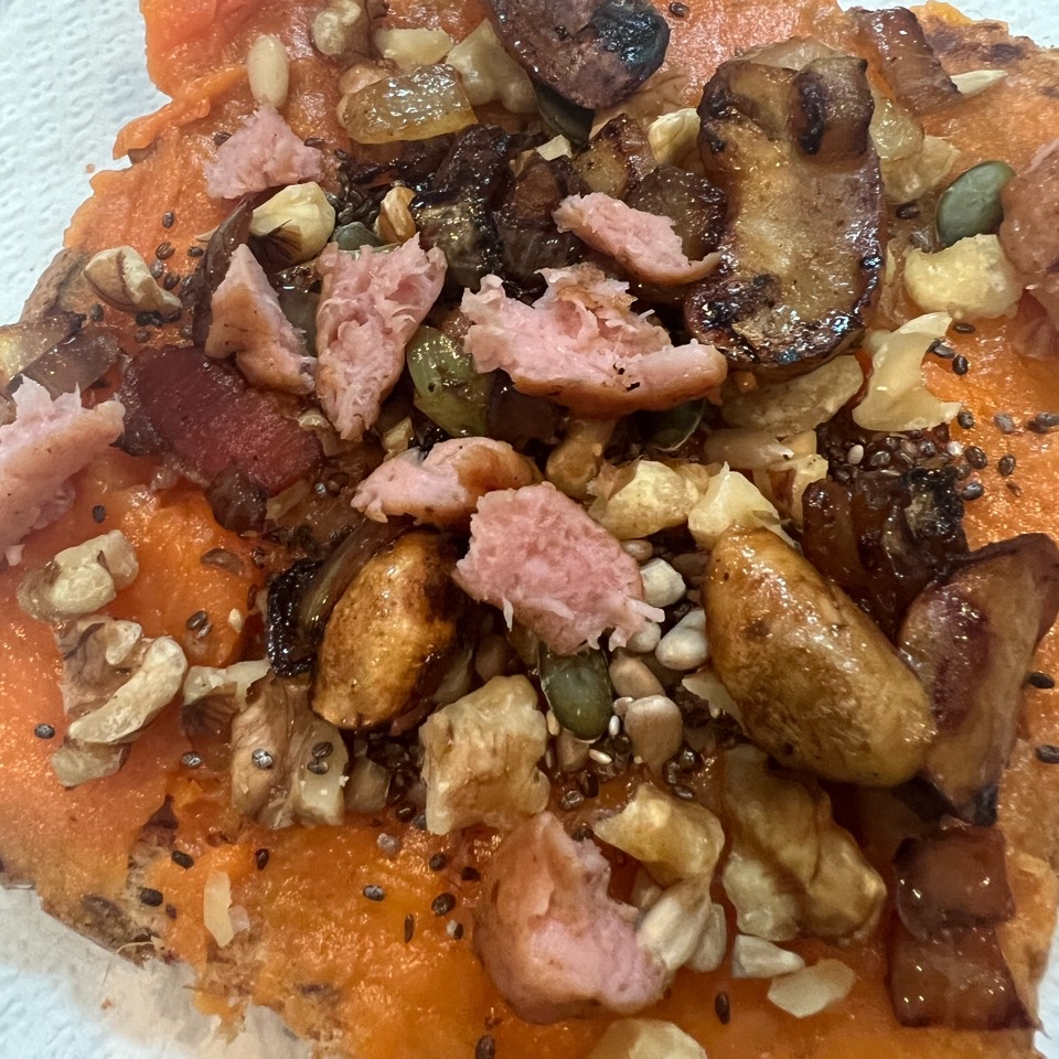 Tostada de boniato al horno, champiñones, longaniza y jamón + nueces y chia 