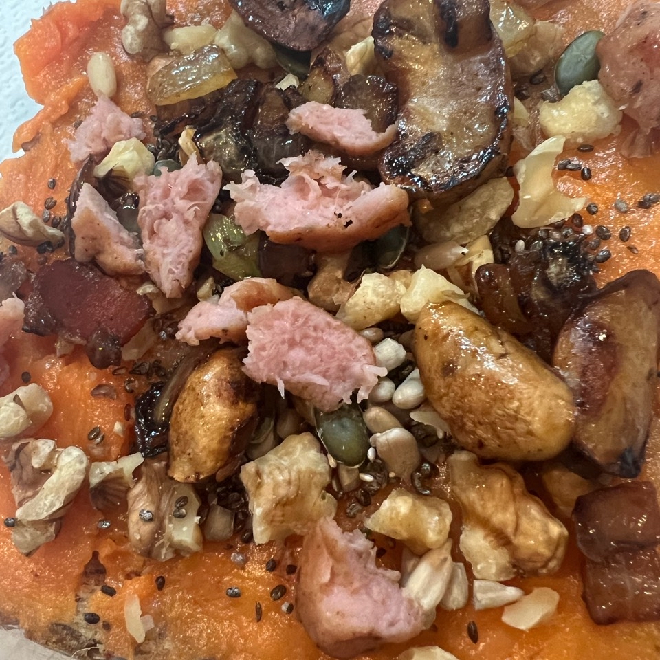 Tostada de boniato al horno, champiñones, longaniza y jamón + nueces y chia 