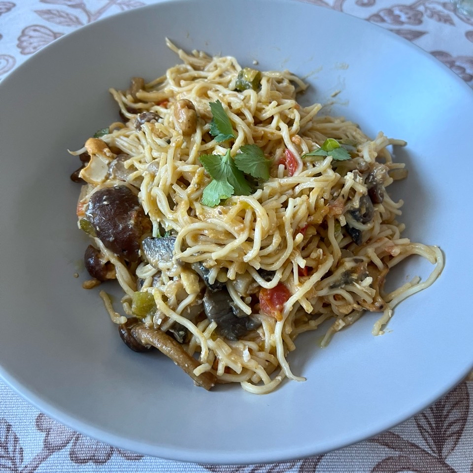 Noodles con setas, anacardos, jengibre y lima