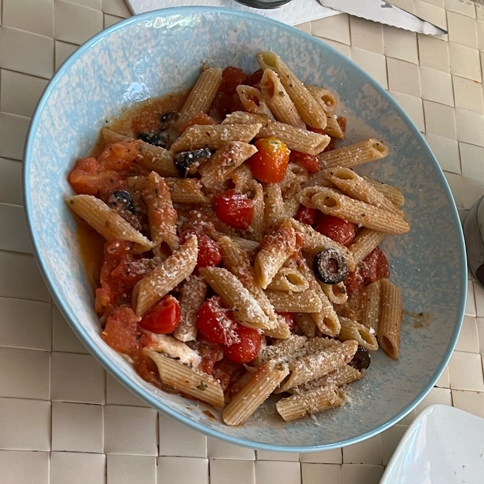 Macarrones con tomate, olivas y queso Macarrones con tomate, olivas y queso