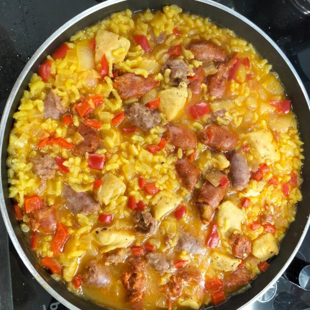 Arroz con pollo y salchichas 