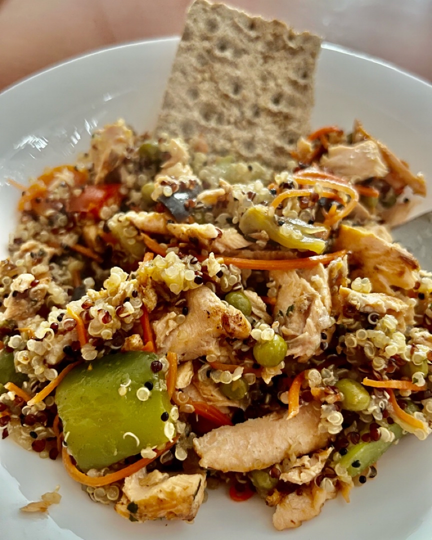 Quinoa con verduras salteadas, salm贸n y nueces 馃崳 Quinoa con verduras salteadas, salm贸n y nueces 馃崳