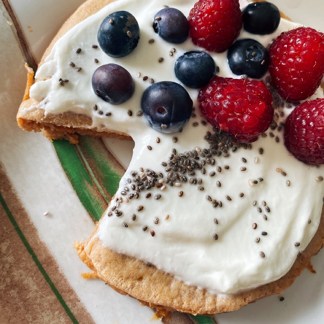 Tortitas de avena con queso batido y frutos rojos Tortitas de avena con queso batido y frutos rojos