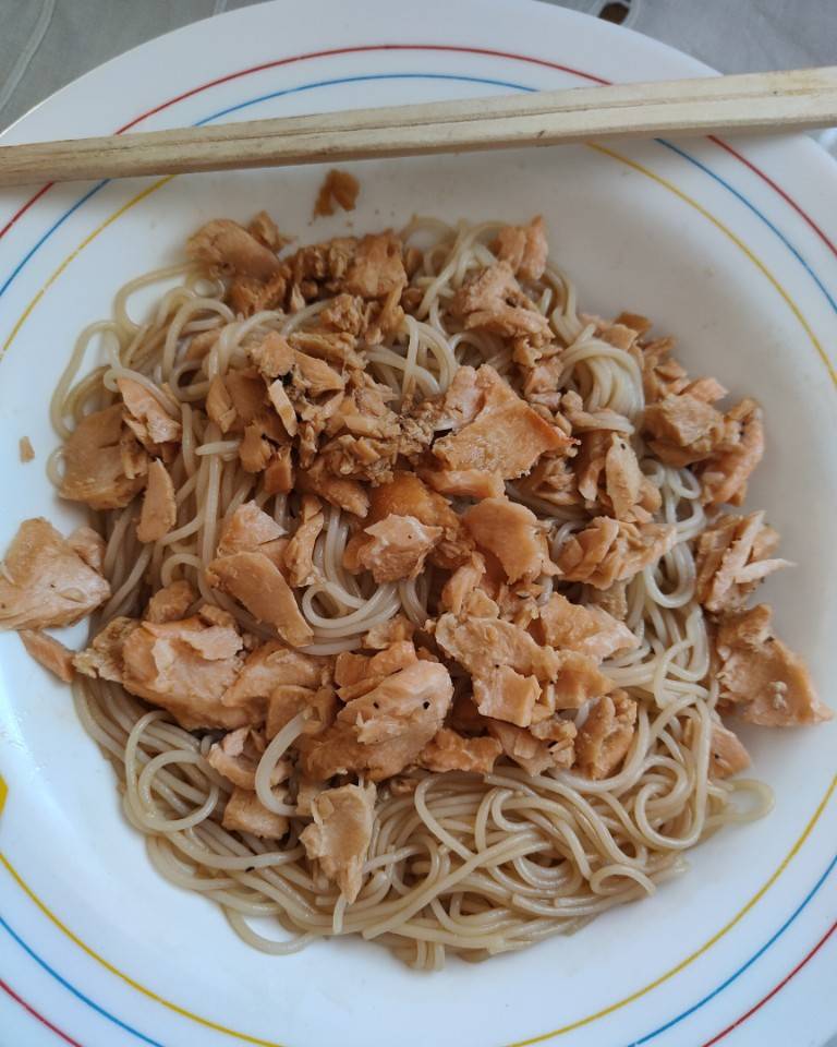 Fideos de arroz con salmón Fideos de arroz con salmón