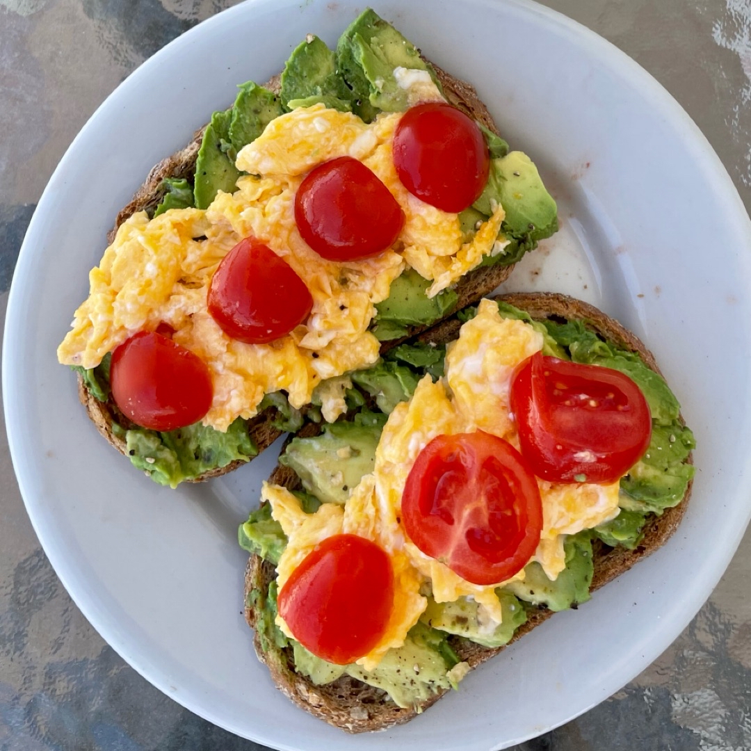 Tostadas aguacate, huevo y tomate Tostadas aguacate, huevo y tomate