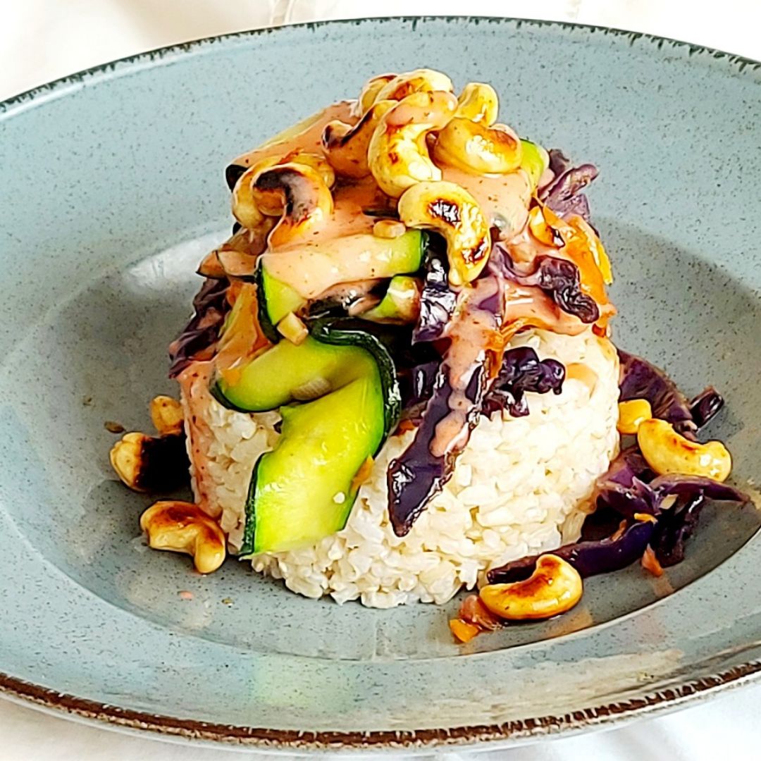 Arroz integral con verduras, anacardos y vinagreta de fresas Arroz integral con verduras, anacardos y vinagreta de fresas