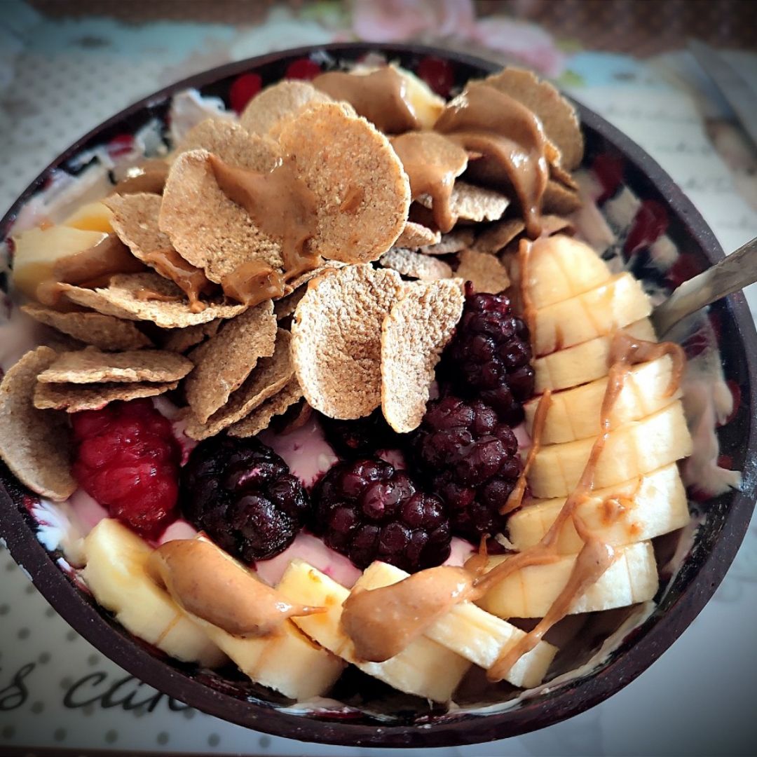 Smoothie bowl de moras con plátano, copos de espelta y crema de almendras Smoothie bowl de moras con plátano, copos de espelta y crema de almendras