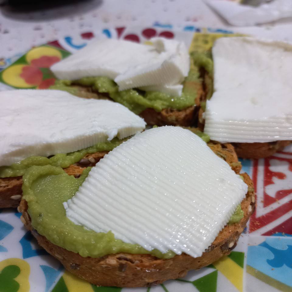 Tostada de guacamole y queso fresco Tostada de guacamole y queso fresco