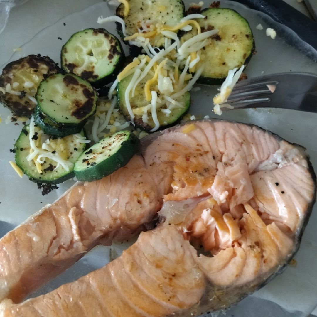 Salmón con calabacín a la plancha