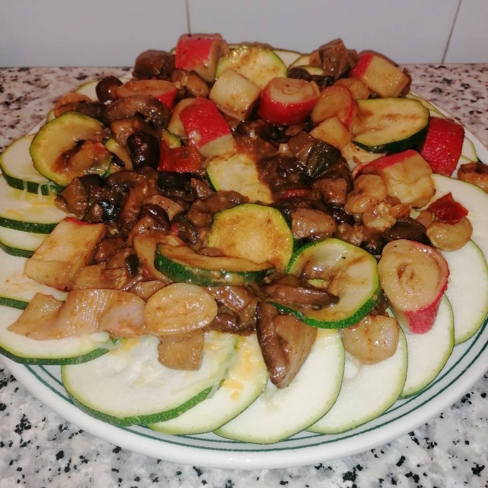 Láminas de calabacin con verduras, setas y gambas Láminas de calabacin con verduras, setas y gambas