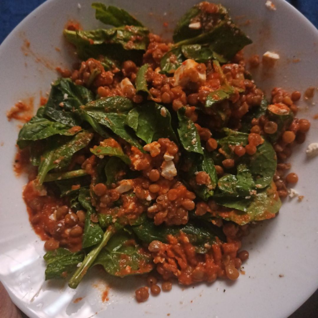 Ensalada de lentejas y espinacas con paté de lentejas y pimiento morrón