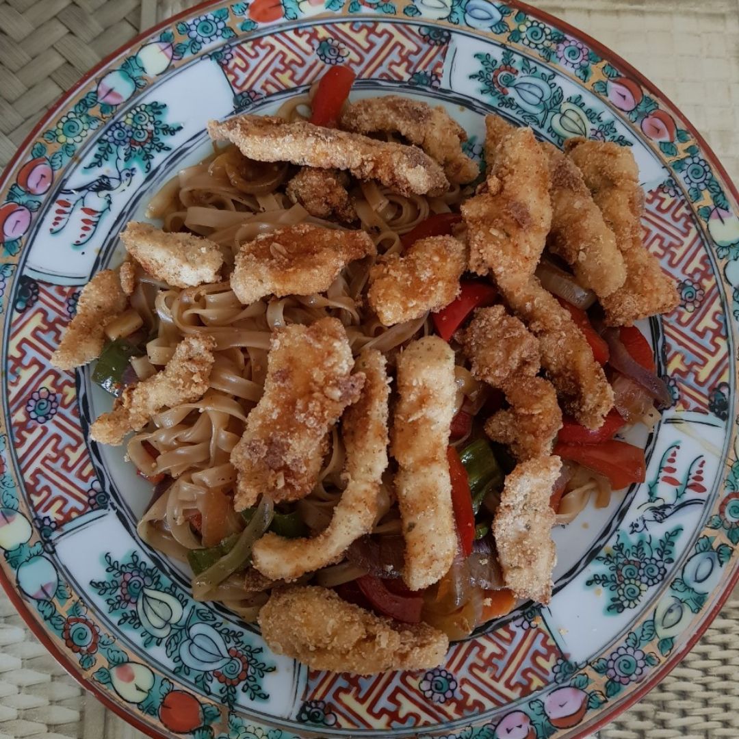 Noodles con verduras y pollo crujiente Noodles con verduras y pollo crujiente