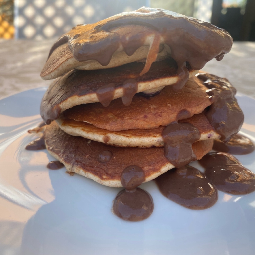 TORTITAS PROTEICAS DE PLÁTANO Y ARÁNDANOS CON SIROPE DE CHOCOLATE 🍌 🫐 🍫 TORTITAS PROTEICAS DE PLÁTANO Y ARÁNDANOS CON SIROPE DE CHOCOLATE 🍌 🫐 🍫