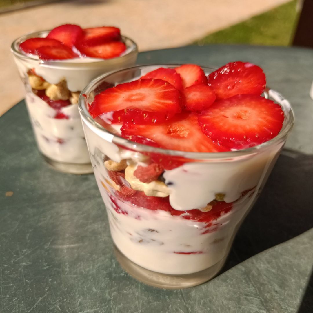 Yogurt de fresas y frutos secos para impresionar a tu Crush Yogurt de fresas y frutos secos para impresionar a tu Crush