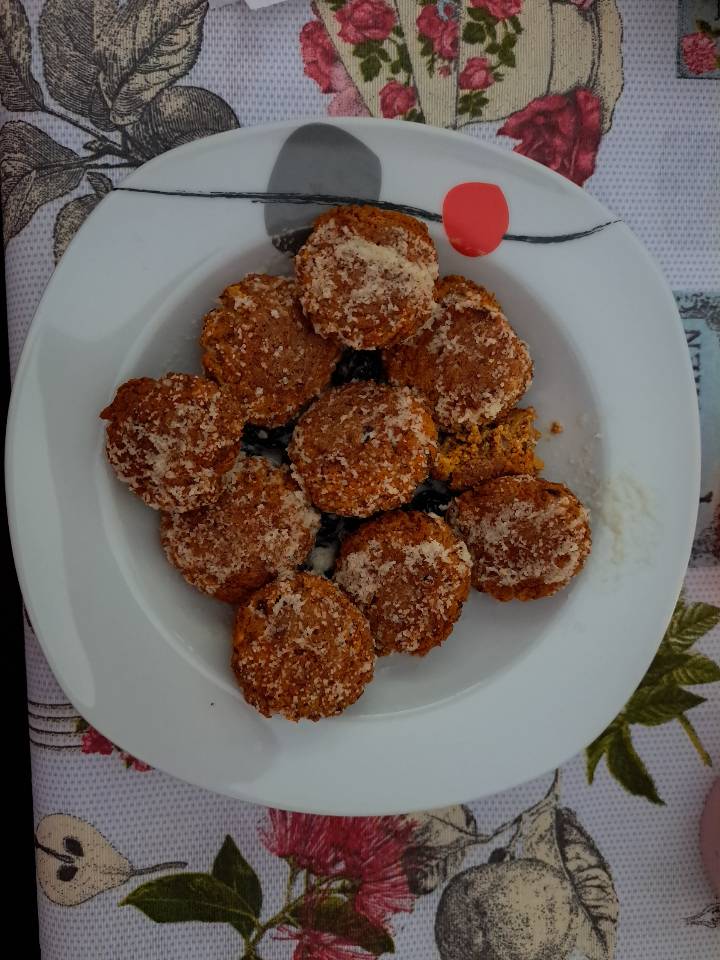 Albóndigas de alubia roja y tofu con salsa de almendra Albóndigas de alubia roja y tofu con salsa de almendra