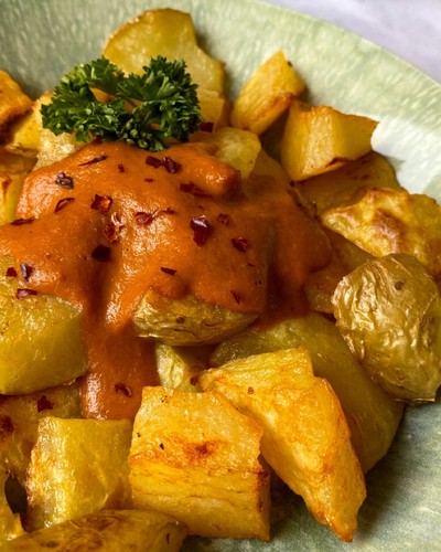 Patatas bravas al horno con salsa picante