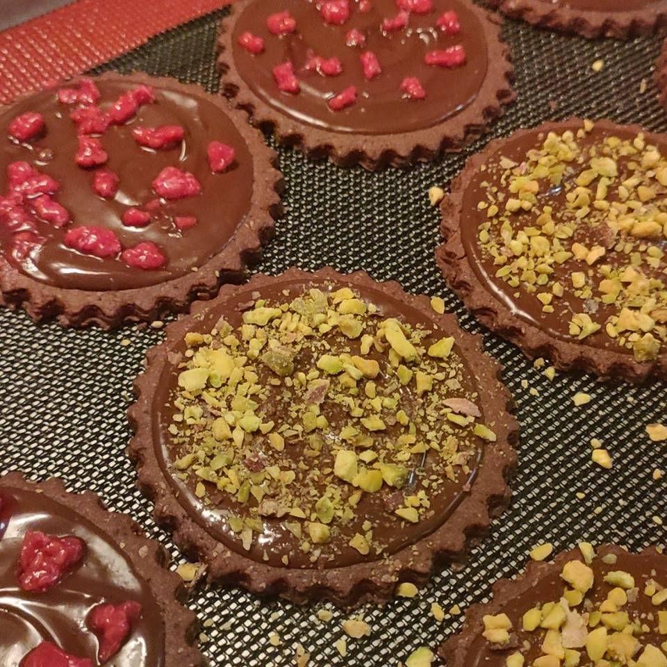 Galletas integrales con topping de chocolate negro, pistacho o frambuesas Galletas integrales con topping de chocolate negro, pistacho o frambuesas