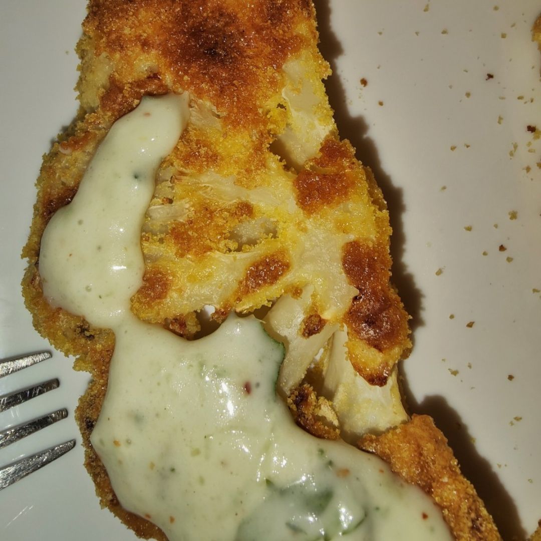 Milanesa de coliflor con salsa Tzatziki 🥒 Milanesa de coliflor con salsa Tzatziki 🥒