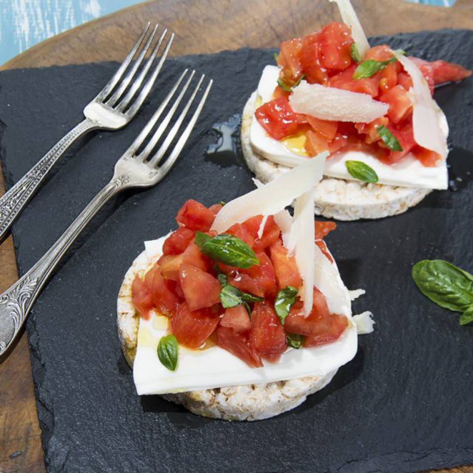 Tortitas de arroz con hummus y tomate 🍅