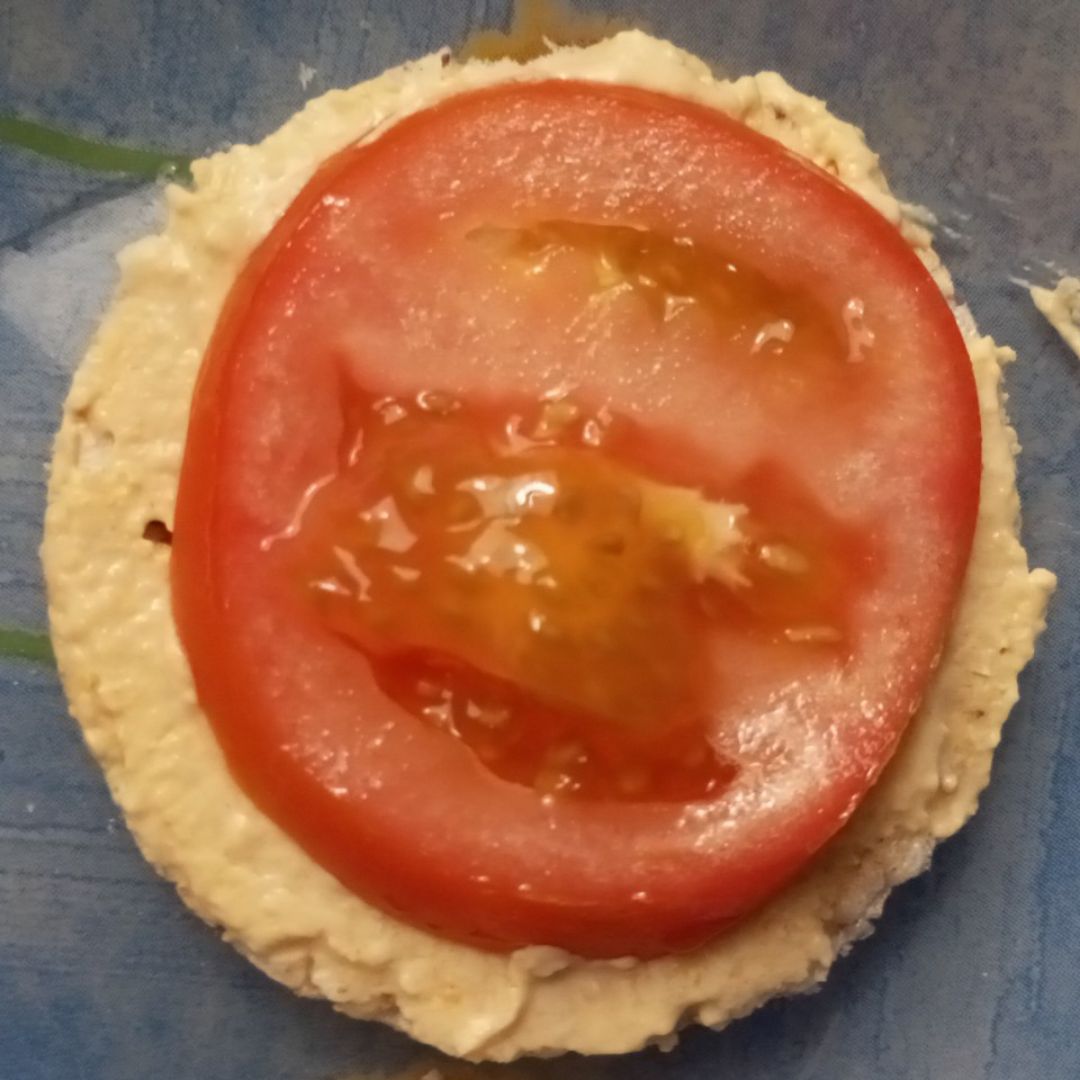 Tortitas de arroz con hummus y tomate 🍅 Paso 3 Tortitas de arroz con hummus y tomate 🍅 Paso 3